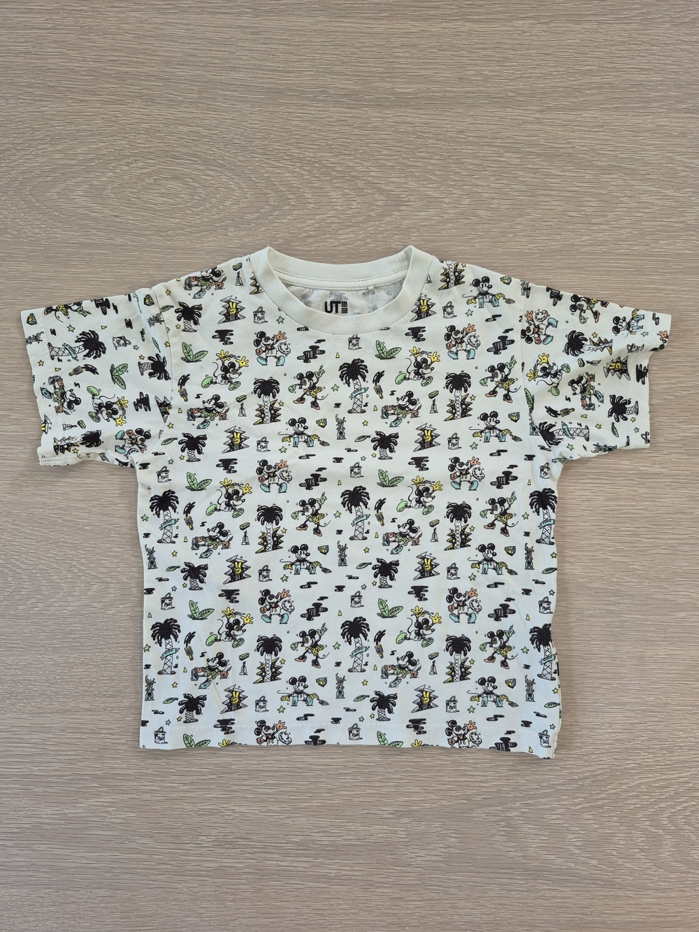 Boy 5-6 Years Uniqlo Cream Short-Sleeve Kids Tee with Black & Green Disney Print